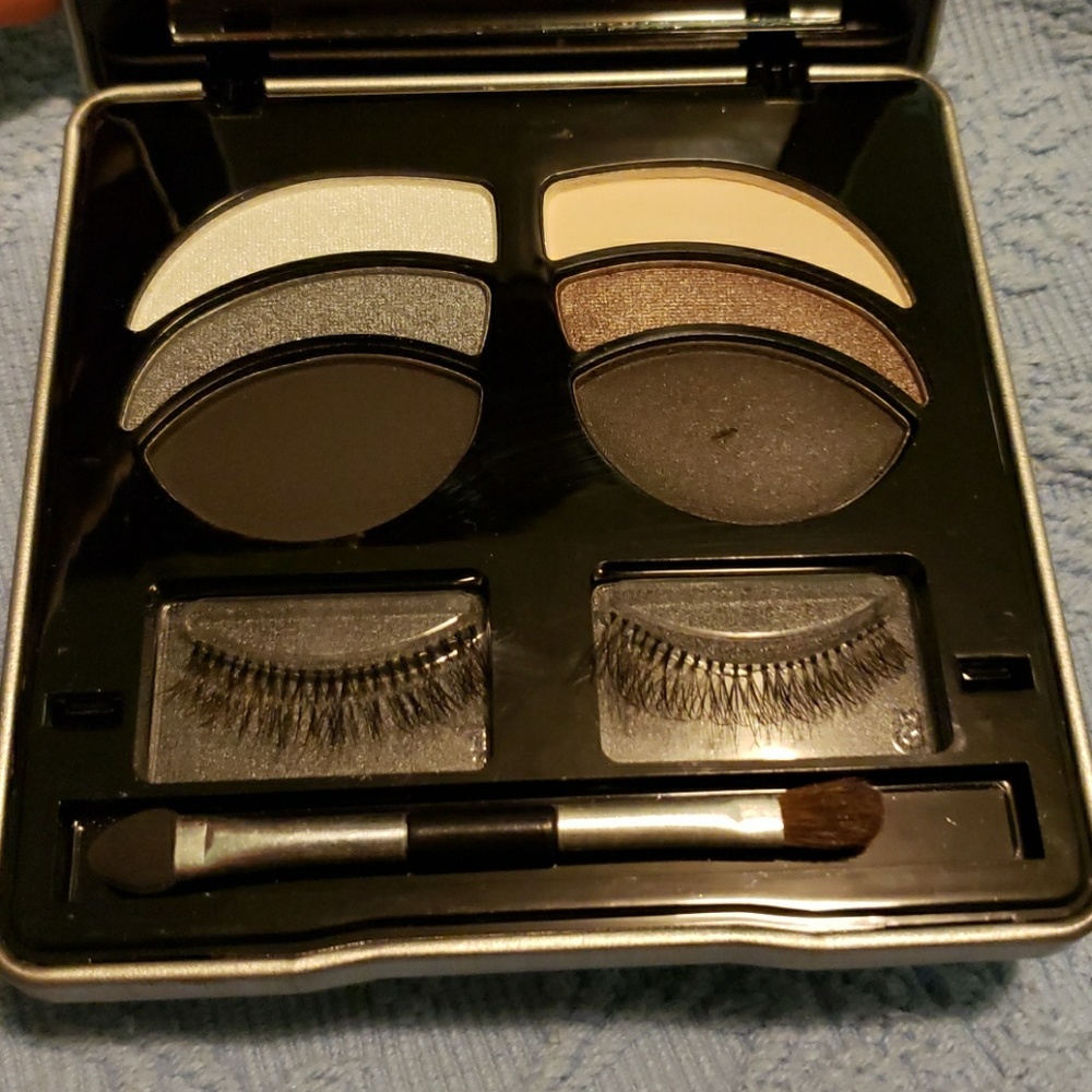 😁 Makeover Essential Lashing out palette.